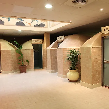 本尼斯科拉广场套房酒店 Peñíscola